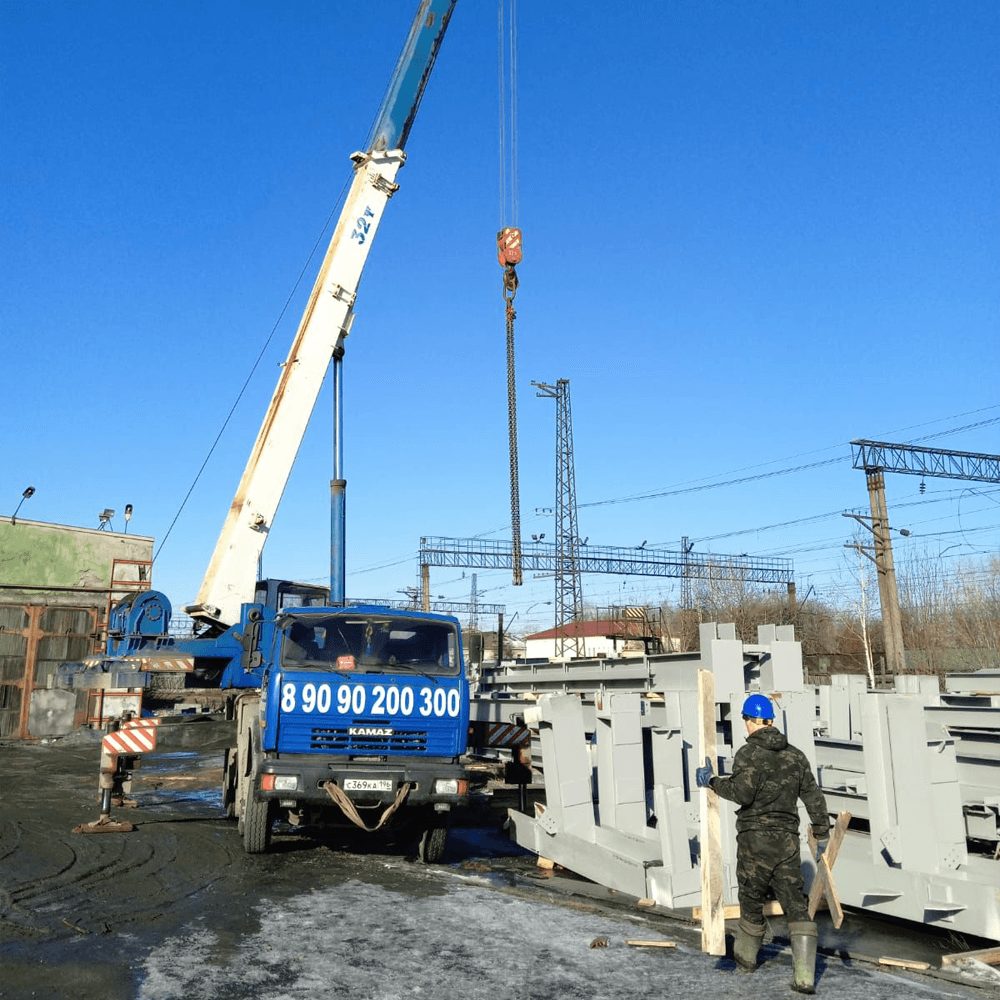 Синий автокран КС 55729-1В 32 тонны, 31 метр